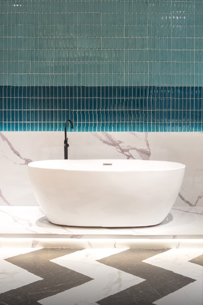 Inspiração de casa de banho com painéis decorativos